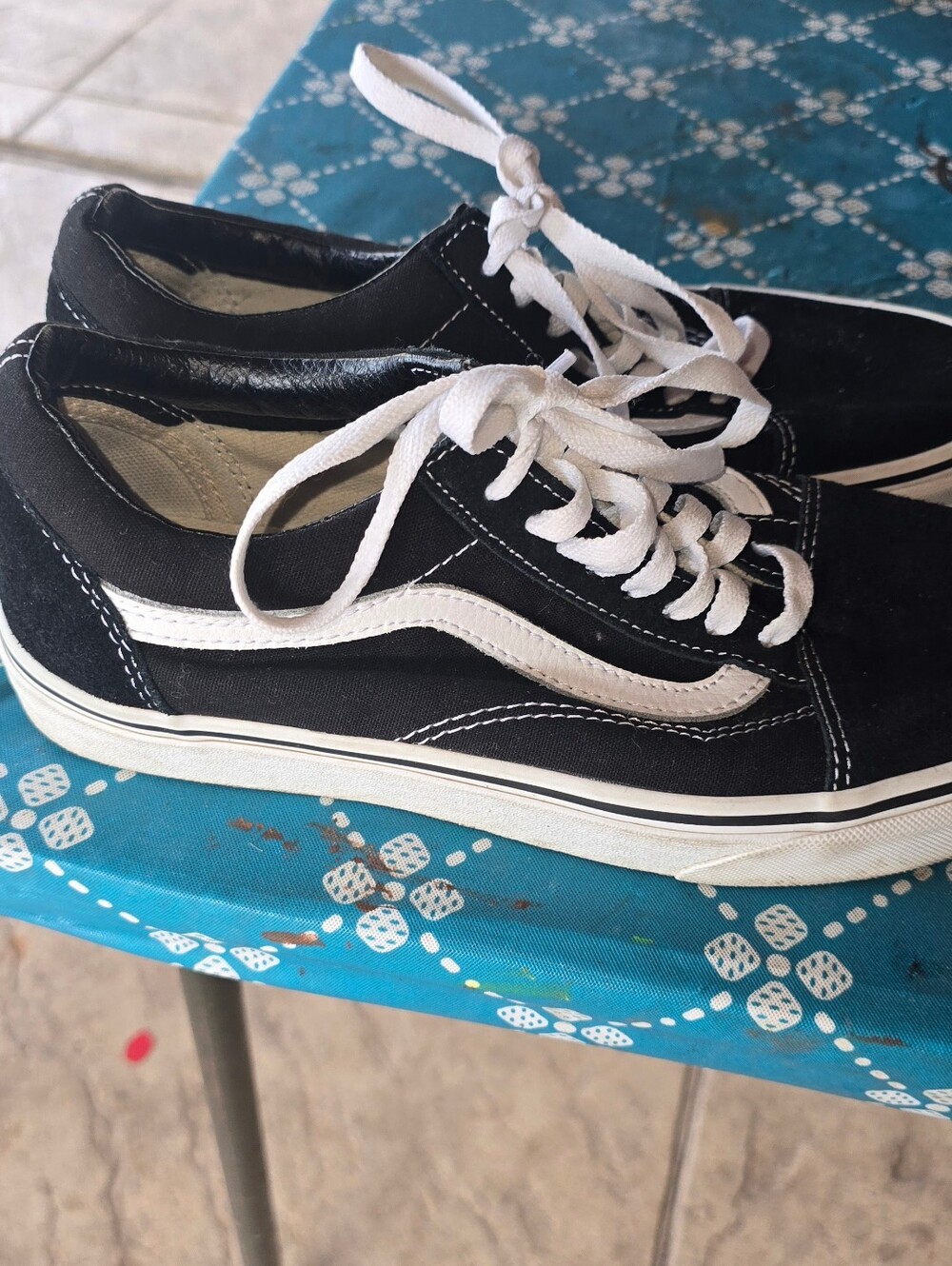 Vans Black and White Old Skool Low-Top Sneakers Men 8 / Woman 9.5